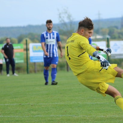 Torwart Jan Beyers vom SC Wißkirchen beim Abschlag.