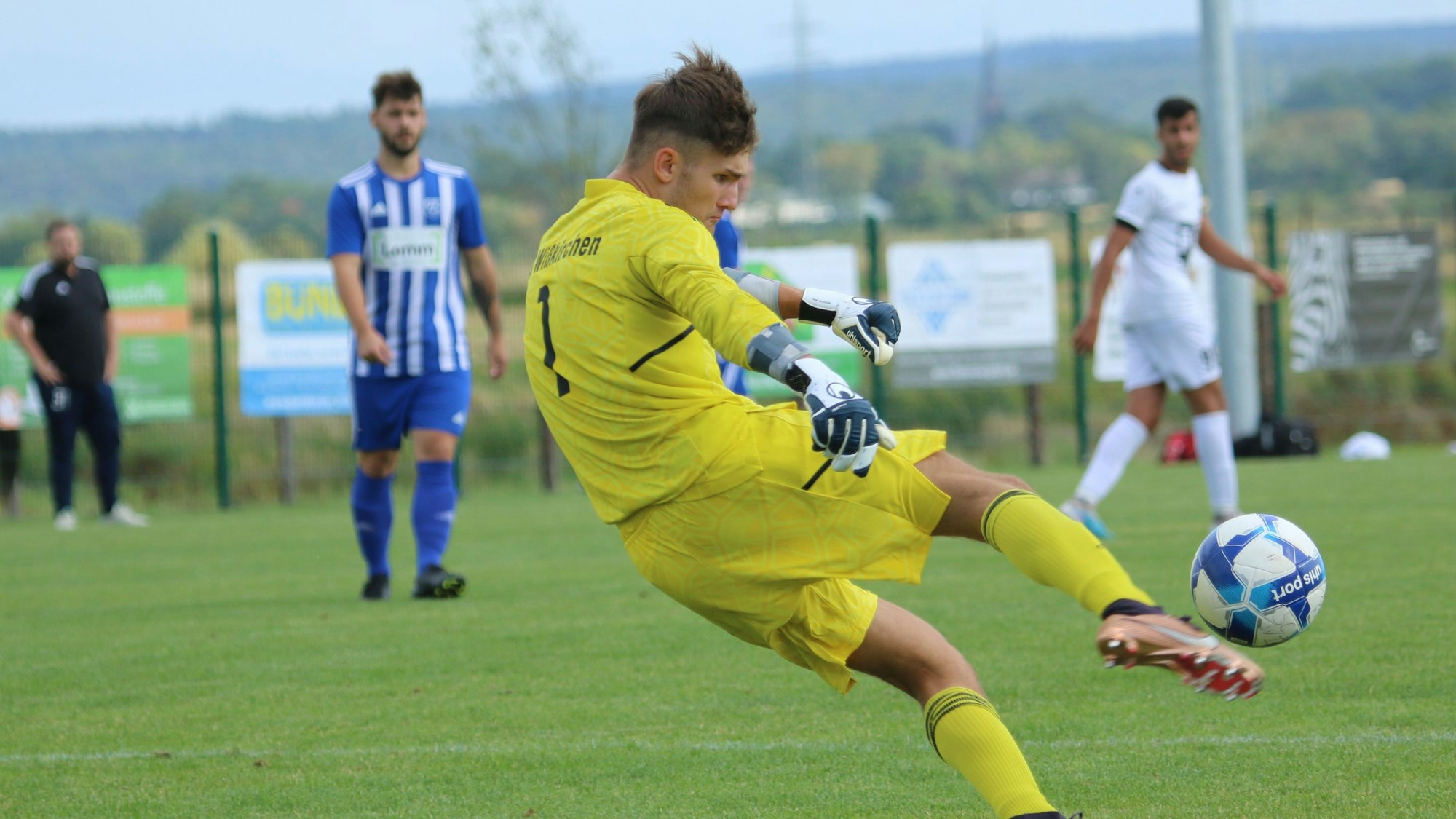 Torwart Jan Beyers vom SC Wißkirchen beim Abschlag.