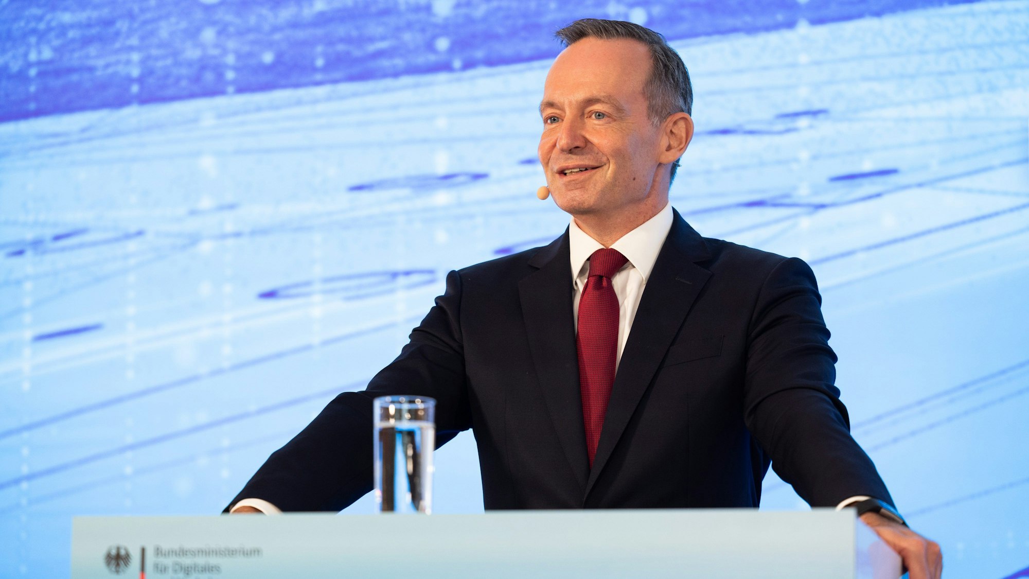 Volker Wissing (FDP), Bundesminister für Digitales und Verkehr, spricht zu Beginn des Schienengipfels. Die milliardenschwere Sanierung des deutschen Bahnnetzes steht im Mittelpunkt.