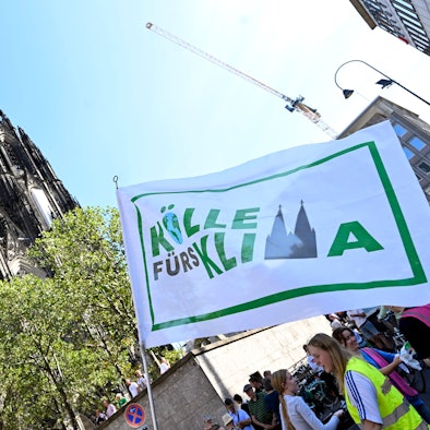 Aktivisten zeigen ihre Fahne vor dem Kölner Dom. Mit mehr als 200 Demonstrationen und Kundgebungen in ganz Deutschland möchte die Klimaschutzbewegung Fridays for Future an diesem Freitag, im Rahmen des globalen Klimastreiks unter dem Motto #EndFossilFuels, die Regierung zu einem schnelleren Ausstieg aus Kohle, l und Gas bewegen.
