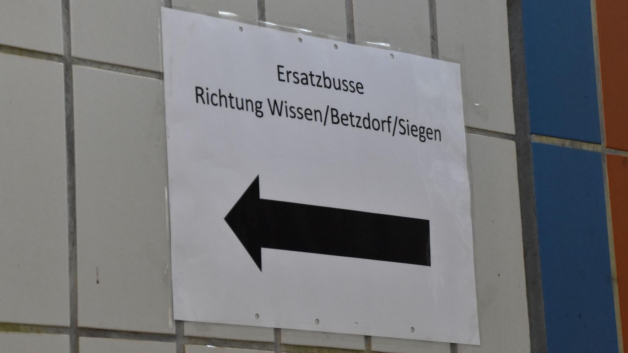 Ein Pfeil weist den Weg zur Bushaltestelle in Au.