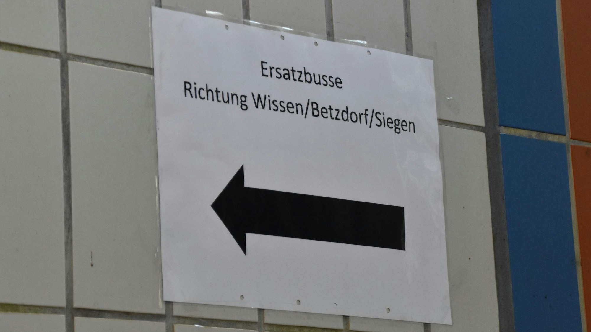 Ein Pfeil weist den Weg zur Bushaltestelle in Au.