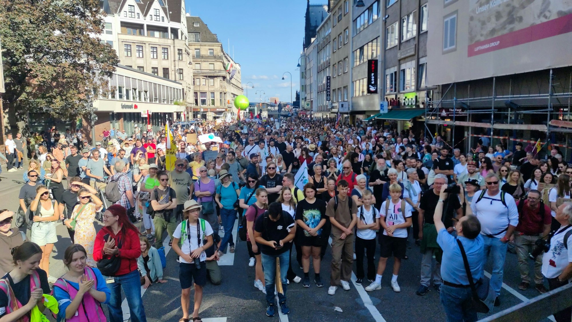 Zu sehen ist eine Demonstration der Gruppe „Fridays For Future“ in Köln.