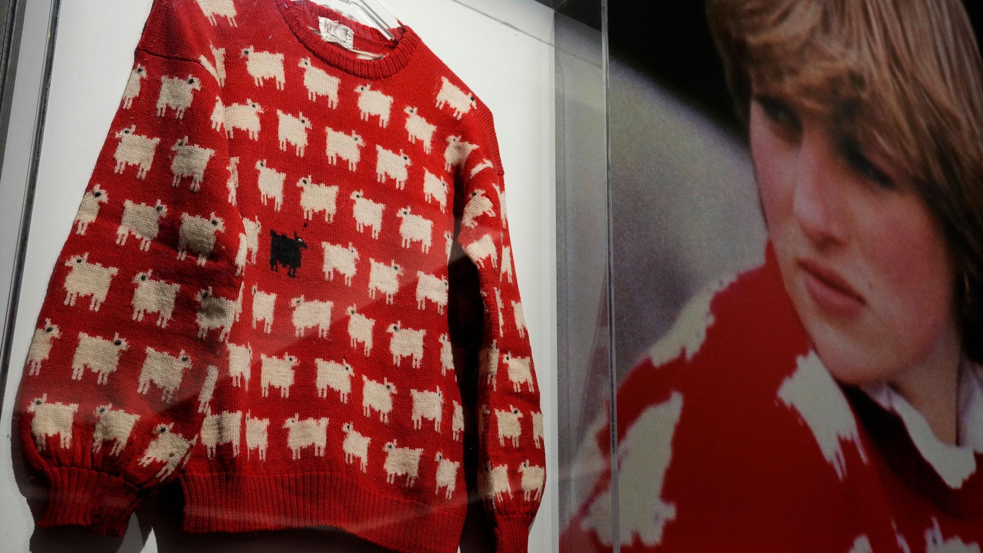 Der rote Pullover mit weißen Schäfchen.