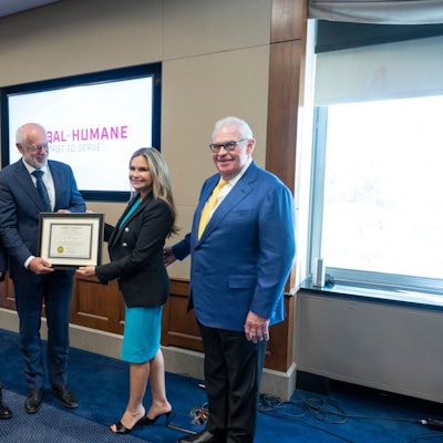 Zu sehen ist der Kölner Zoo-Direktor Theo Pagel, der mit dem Internationalen Wolfgang-Kiessling-Preis für Artenschutz ausgezeichnet worden ist und zwei weitere Männer und eine Frau.