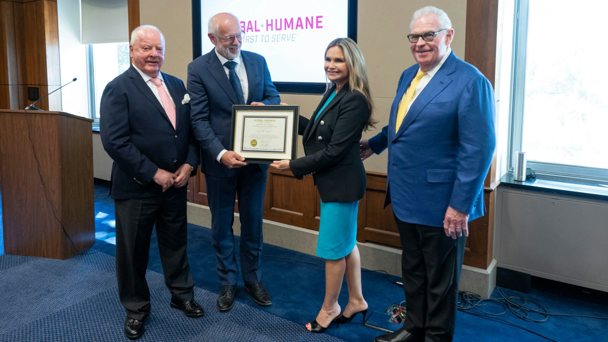 Zu sehen ist der Kölner Zoo-Direktor Theo Pagel, der mit dem Internationalen Wolfgang-Kiessling-Preis für Artenschutz ausgezeichnet worden ist und zwei weitere Männer und eine Frau.