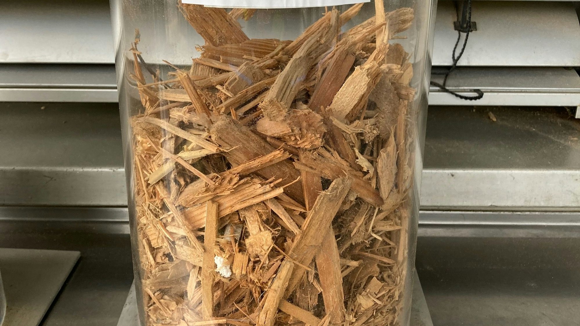 Recyclingholz wird vom Unternehmen Pfleiderer wieder zu Möbeln verarbeitet