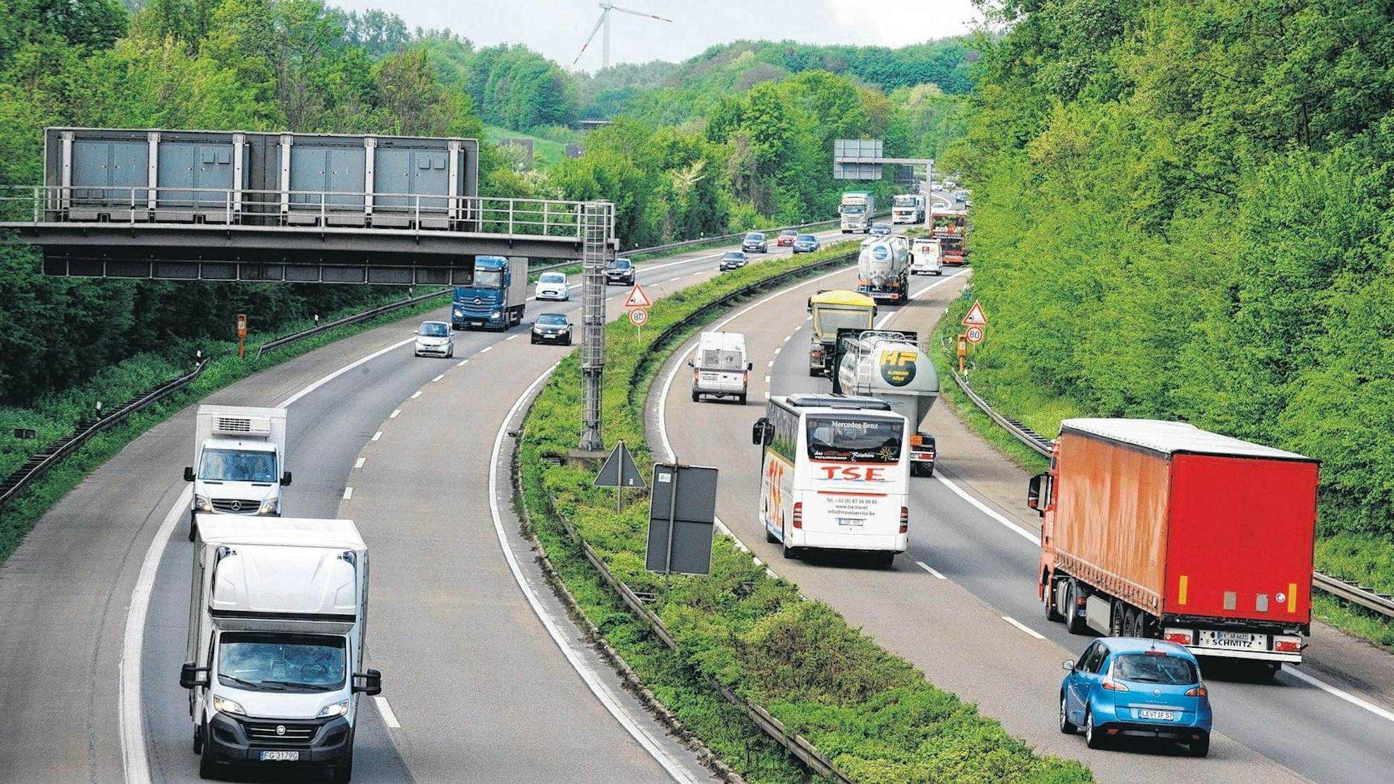 Das Foto zeigt Fahrzeuge auf der A1 bei Hürth.