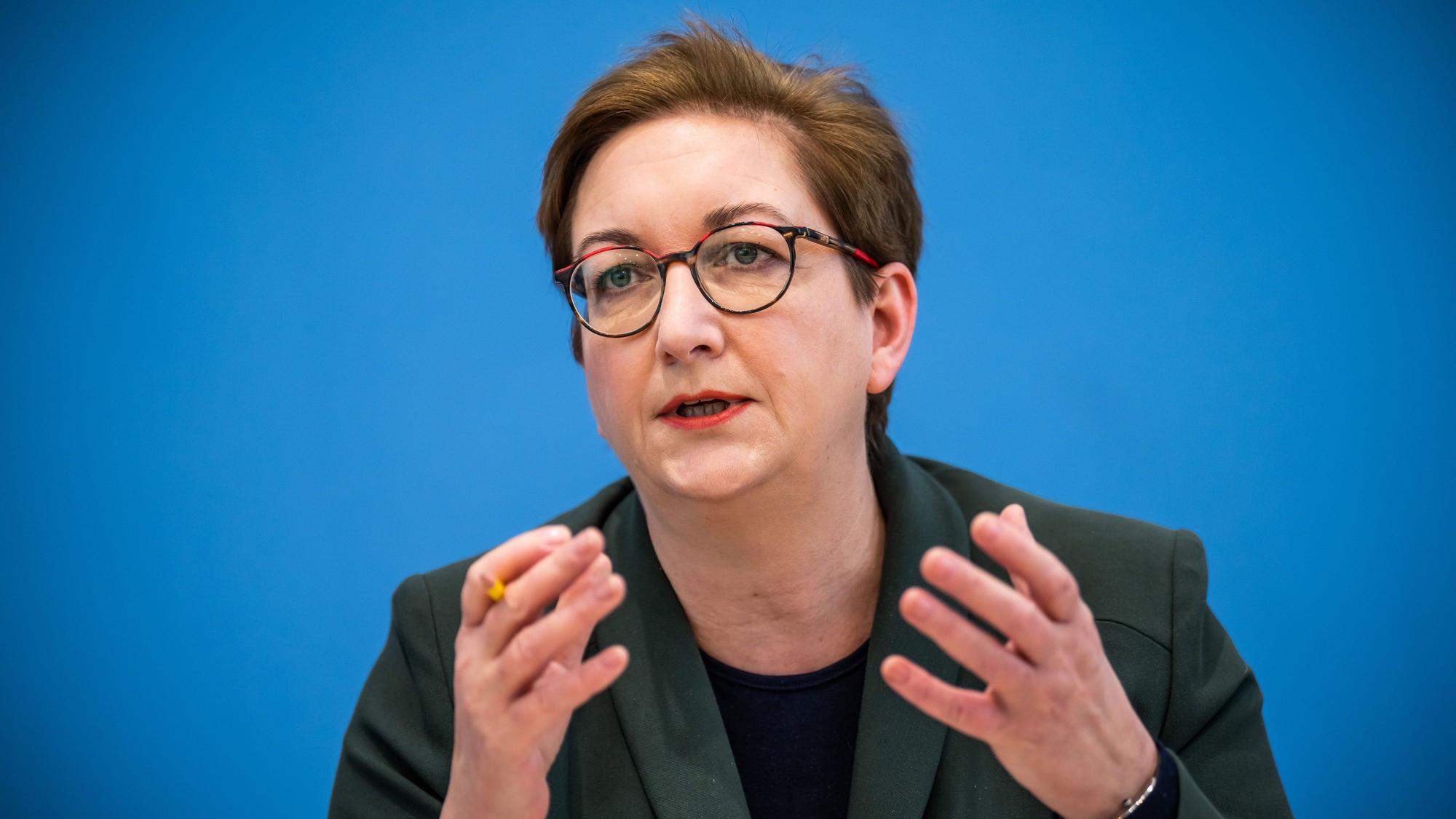 ARCHIV - 19.04.2023, Berlin: Klara Geywitz (SPD), Bundesministerin für Bau und Wohnen, nimmt an der Pressekonferenz zum Gebäudeenergiegesetz teil. Bundesbauministerin Geywitz hat mehr Unterstützung für Familien beim Hauskauf angekündigt. (zu dpa: «Bauministerin kündigt Förderprogramm zum Kauf von Bestandshäusern an») Foto: Michael Kappeler/dpa +++ dpa-Bildfunk +++