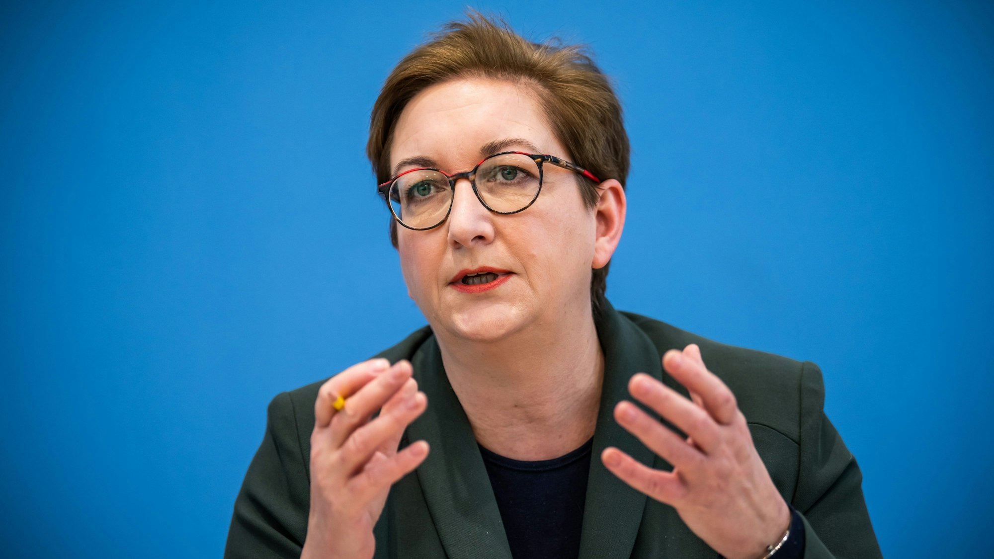 ARCHIV - 19.04.2023, Berlin: Klara Geywitz (SPD), Bundesministerin für Bau und Wohnen, nimmt an der Pressekonferenz zum Gebäudeenergiegesetz teil. Bundesbauministerin Geywitz hat mehr Unterstützung für Familien beim Hauskauf angekündigt. (zu dpa: «Bauministerin kündigt Förderprogramm zum Kauf von Bestandshäusern an») Foto: Michael Kappeler/dpa +++ dpa-Bildfunk +++