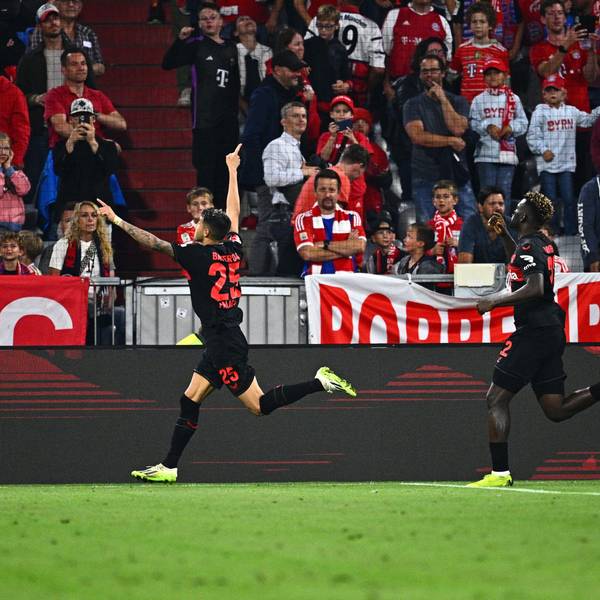 Leverkusens Exequiel Palacios (l) jubelt über sein Ausgleichstor zum 2:2.