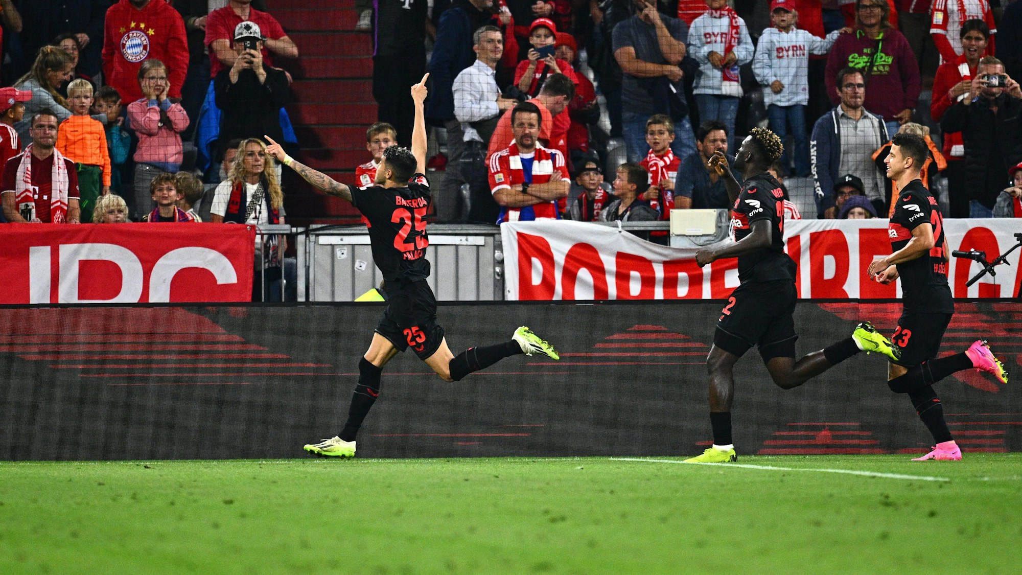 Leverkusens Exequiel Palacios (l) jubelt über sein Ausgleichstor zum 2:2.