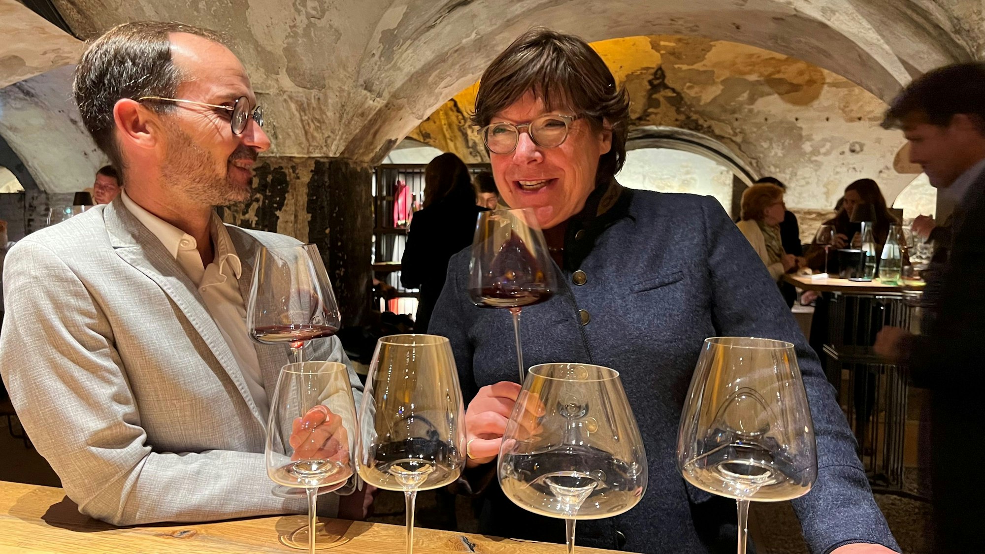 Christina Fischer und Silvio Nitzsche unterhalten sich bei einem Glas Wein.