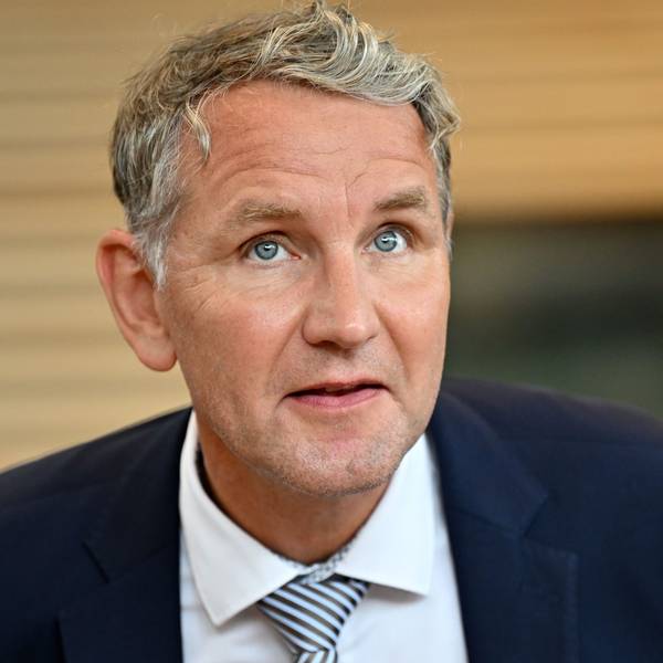 Björn Höcke, AfD-Fraktionschef, wartet auf den Beginn einer Aktuellen Stunde im Thüringer Landtag.