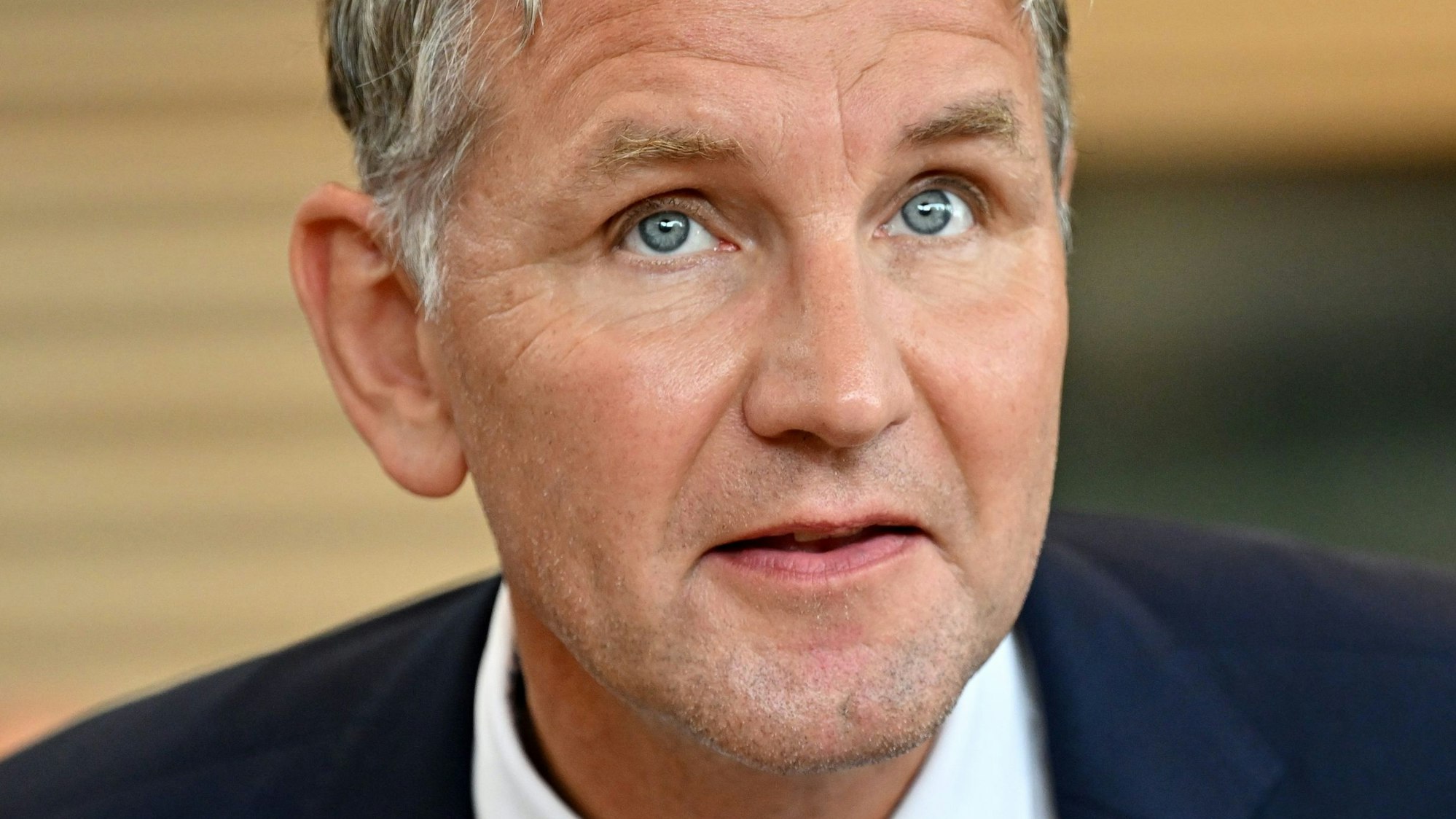 Björn Höcke, AfD-Fraktionschef, wartet auf den Beginn einer Aktuellen Stunde im Thüringer Landtag.