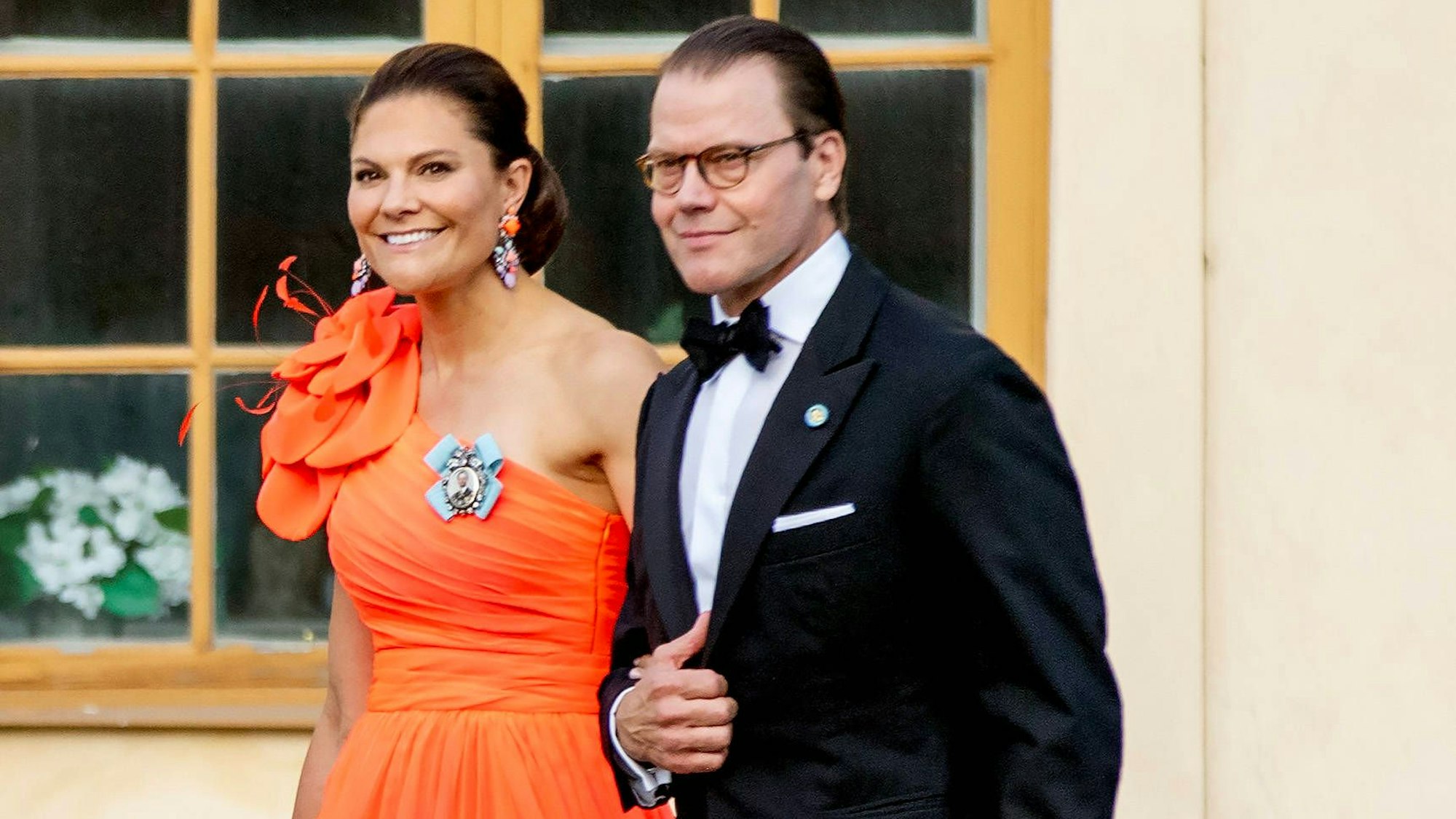 Prinzessin Victoria und Prinz Daniel bei ihrer Ankunft im Schlosstheater von Drottningholm anlässlich der Jubiläumsaufführung der Königlichen Oper zum 50. Jahrestag der Thronbesteigung Seiner Majestät des Königs.