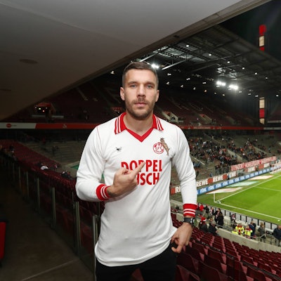 Lukas Podolski in einer Loge auf der Südtribüne im Rhein-Energie-Stadion. (Archivbild)