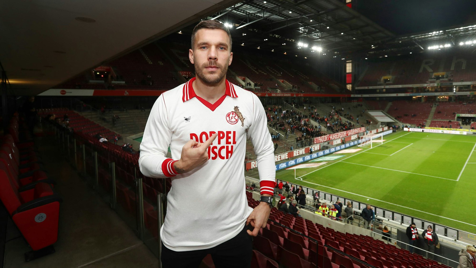 Lukas Podolski in einer Loge auf der Südtribüne im Rhein-Energie-Stadion. (Archivbild)