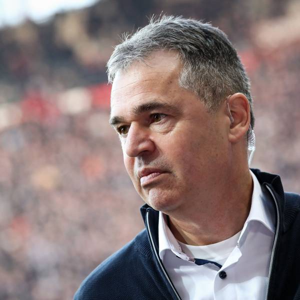 Andreas Rettig am Spielfeldrand einer Partie des FC St. Pauli, dessen Sportdirektor er von 2015 bis 2019 war.