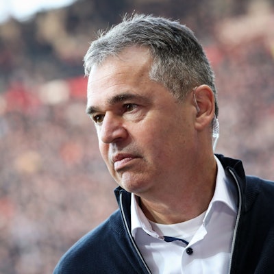 Andreas Rettig am Spielfeldrand einer Partie des FC St. Pauli, dessen Sportdirektor er von 2015 bis 2019 war.