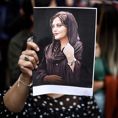 Ein Porträt von Mahsa Amini bei Protesten vor der iranischen Botschaft in brüssel im September 2022