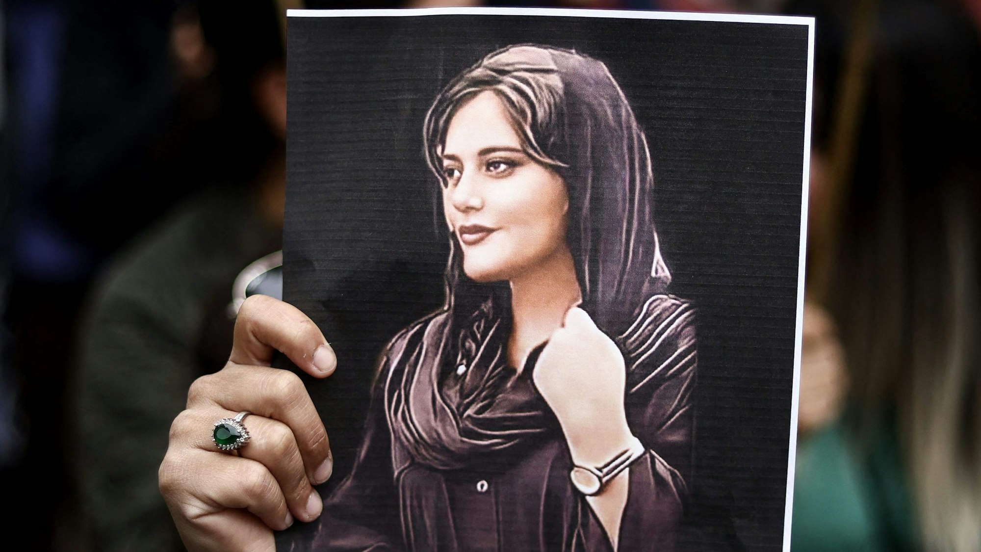 Ein Porträt von Mahsa Amini bei Protesten vor der iranischen Botschaft in brüssel im September 2022