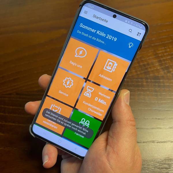 Ein Smartphone mit der Service-App der Stadt Köln