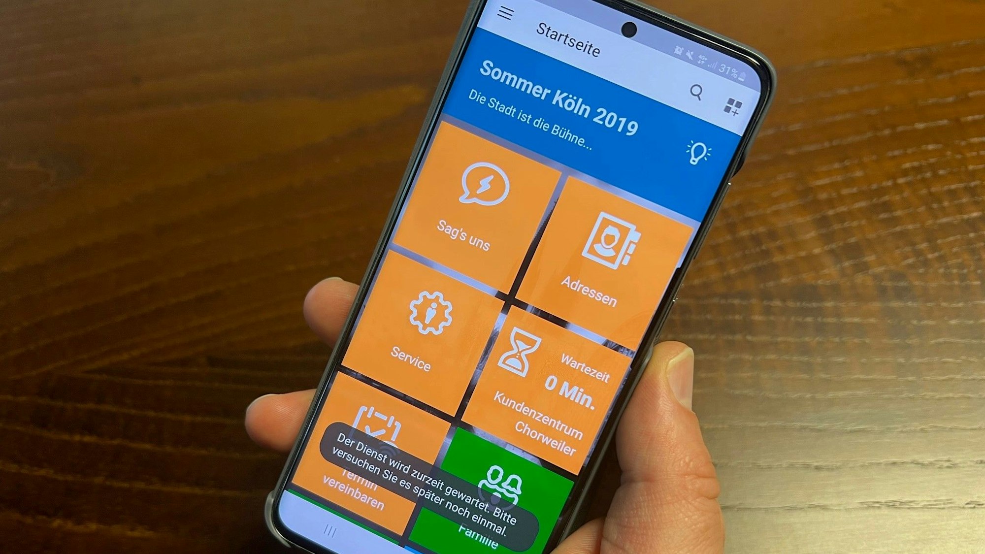 Ein Smartphone mit der Service-App der Stadt Köln
