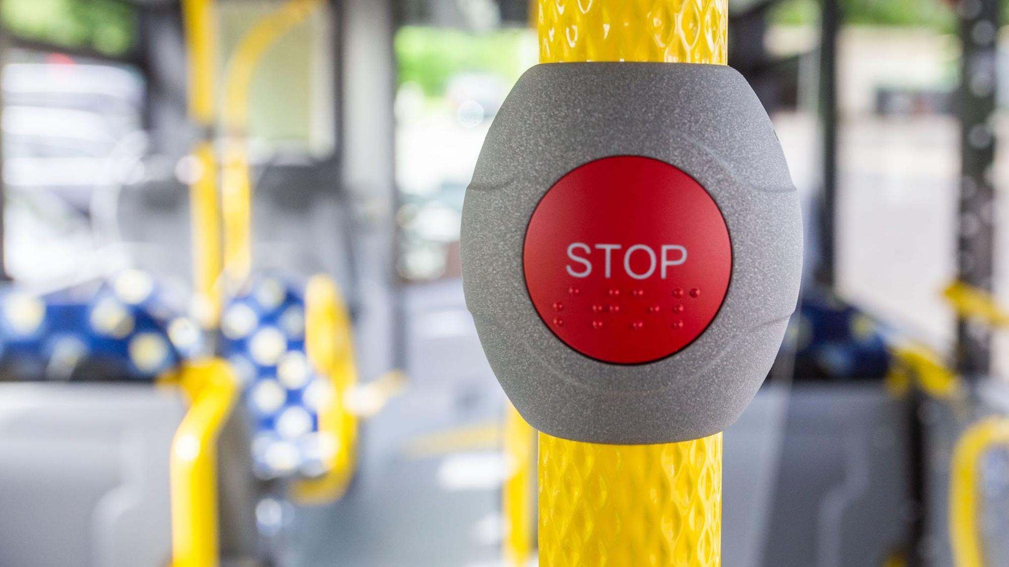 Haltekopf in einem Linienbus der Oberbergischen Verkehrsgesellschaft Ovag.