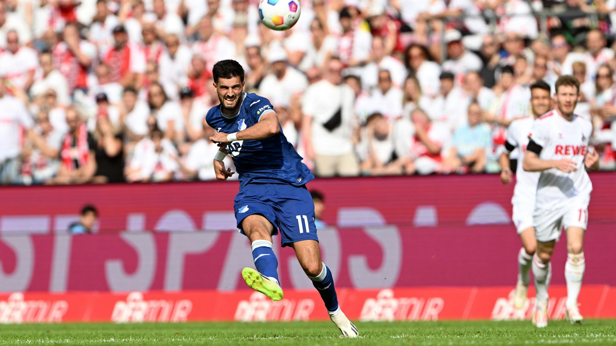 Grillitsch schießt von der Mittellinie.