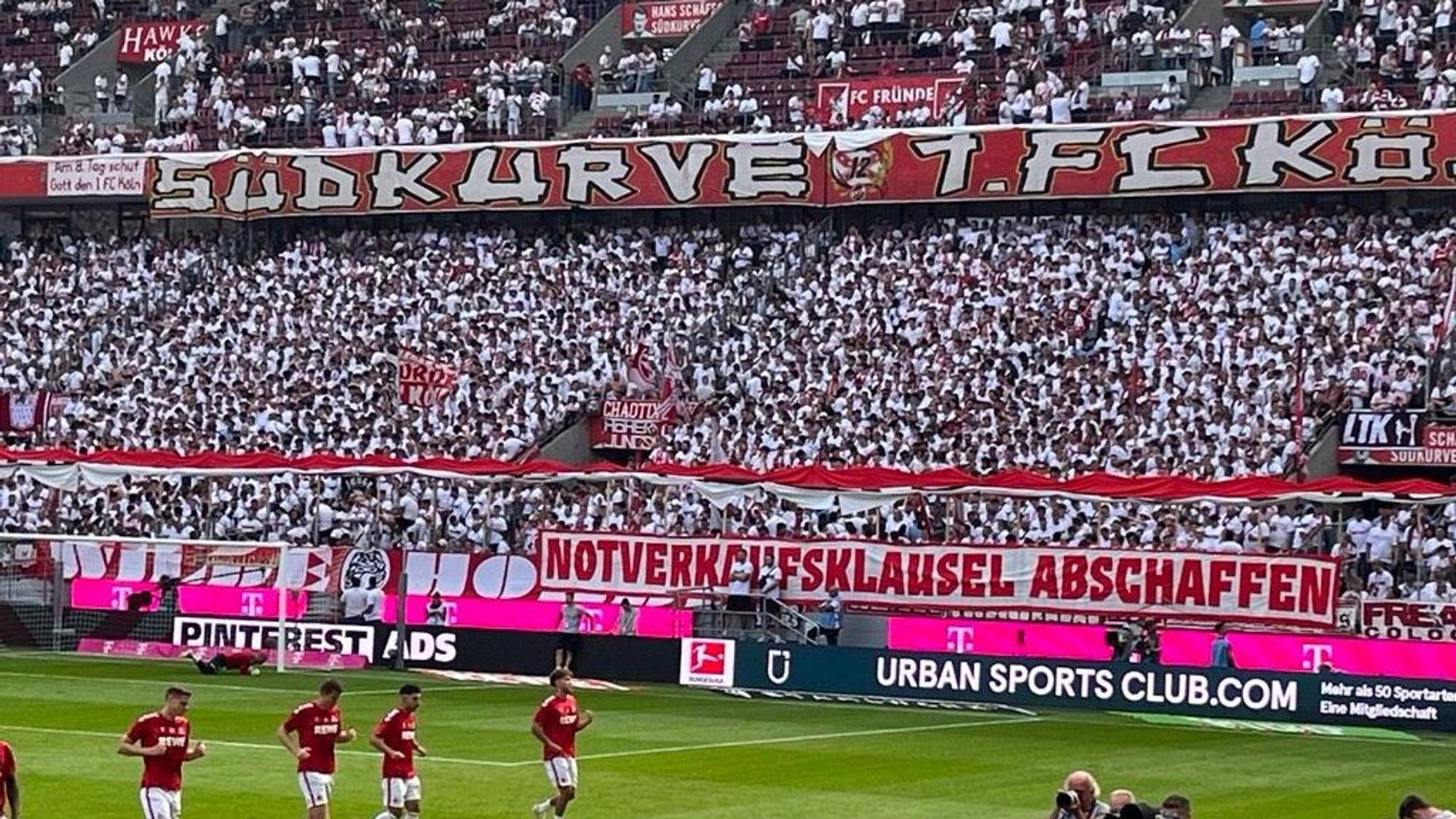 FC-Fans vor Hoffenheim-Spiel, alle in weißen Shirts