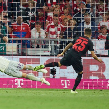 Treffer in der Nachspielzeit: Exequiel Palacios überwindet Sven Ulreich und sichert Bayer 04 Leverkusen den Punkt in München.