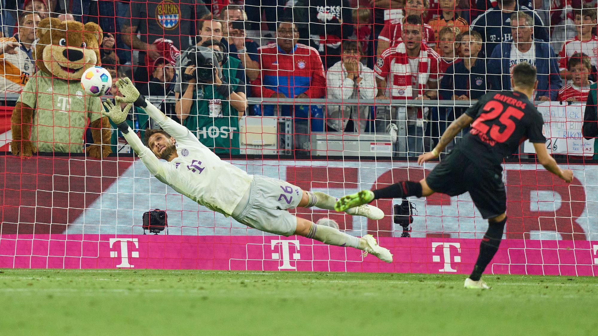 Treffer in der Nachspielzeit: Exequiel Palacios überwindet Sven Ulreich und sichert Bayer 04 Leverkusen den Punkt in München.
