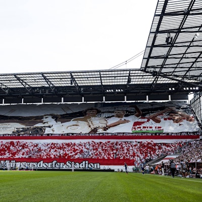 Die Choreo der Südkurve beim Heimspiel des 1. FC Köln gegen Hoffenheim.