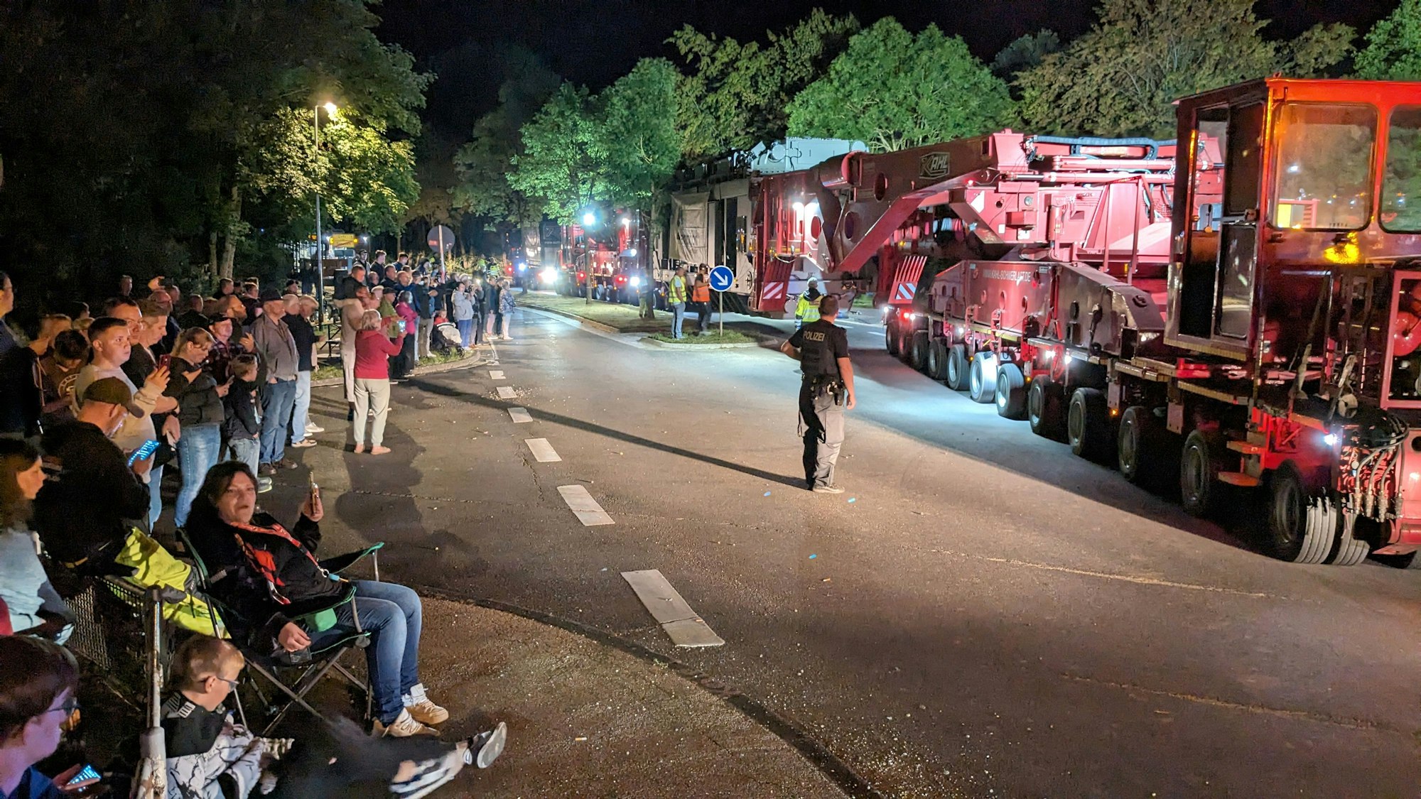 Zahlreiche Schaulustige beobachten in Sötenich einen Schwertransporter, der einen Transformator transportiert.