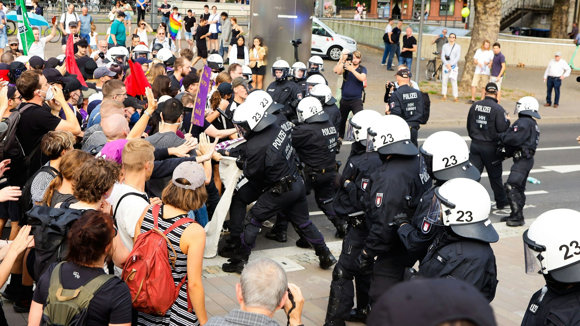 Zu sehen ist der Marschweg der Demo Marsch für das Leben sowie Gegendemonstranten und Einsatzkräften der Polizei auf der Kölner Pipinstrasse.