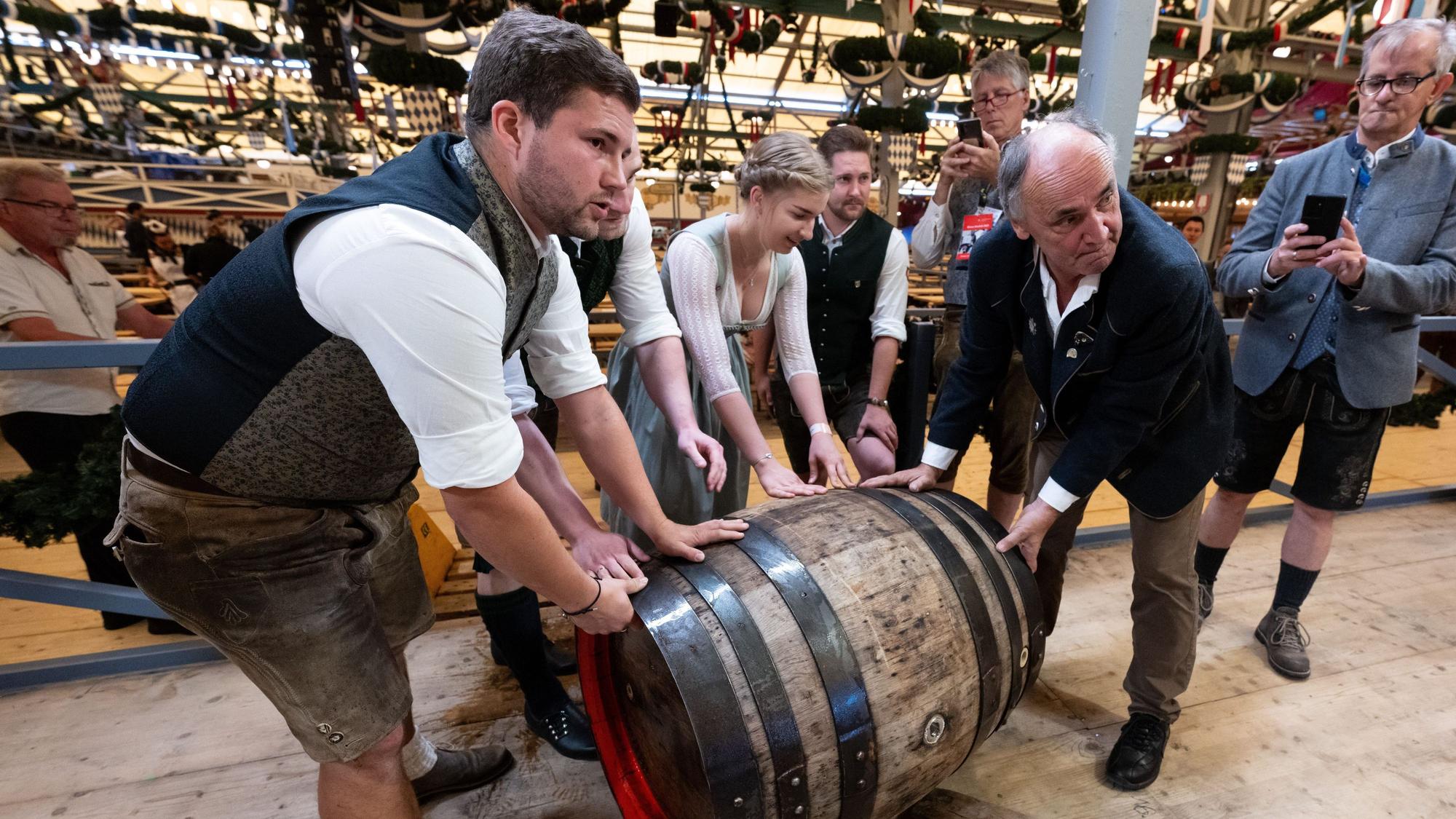 16.09.2023, Bayern, München: Auftakt zum Oktoberfest. Mitarbeiter bringen das Bierfass für den Anstich in das Festzelt. Die 188. Wiesn findet dieses Jahr vom 16.09.- 03.10.2023 statt. Foto: Sven Hoppe/dpa +++ dpa-Bildfunk +++