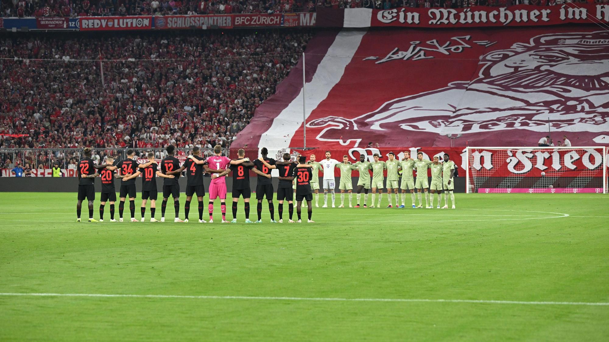 Aufeinandertreffen der Bundesliga-Spitzenmannschaften: Vor dem Spiel gedachten Bayer 04 Leverkusen und FC Bayern München den Todesopfern in Marokko und Libyen.