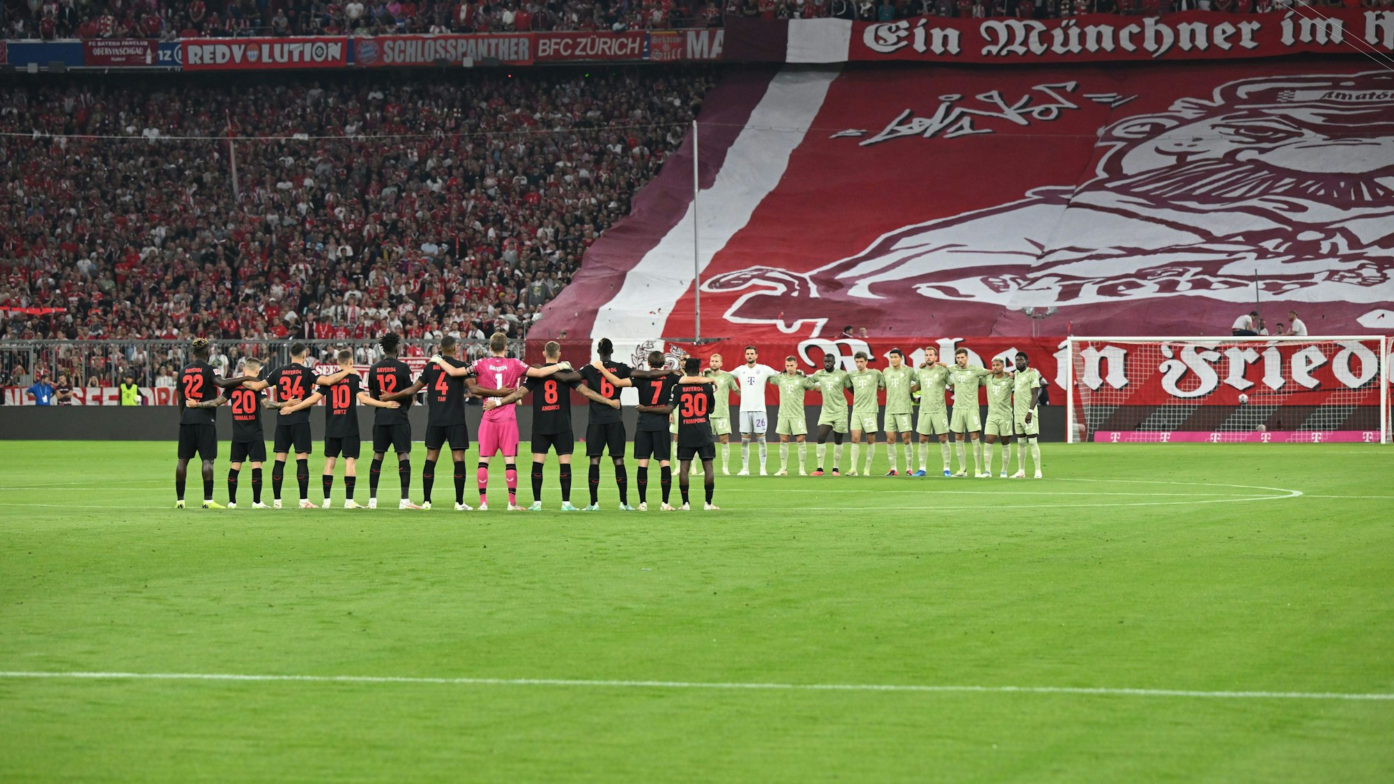 Aufeinandertreffen der Bundesliga-Spitzenmannschaften: Vor dem Spiel gedachten Bayer 04 Leverkusen und FC Bayern München den Todesopfern in Marokko und Libyen.
