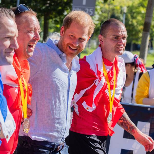 Prinz Harry, Herzog von Sussex bei den 6. Invictus Games neben der Merkur Spiel-Arena bei der Medaillenzeremonie freut sich mit den Siegern eines Wettbewerbs.
