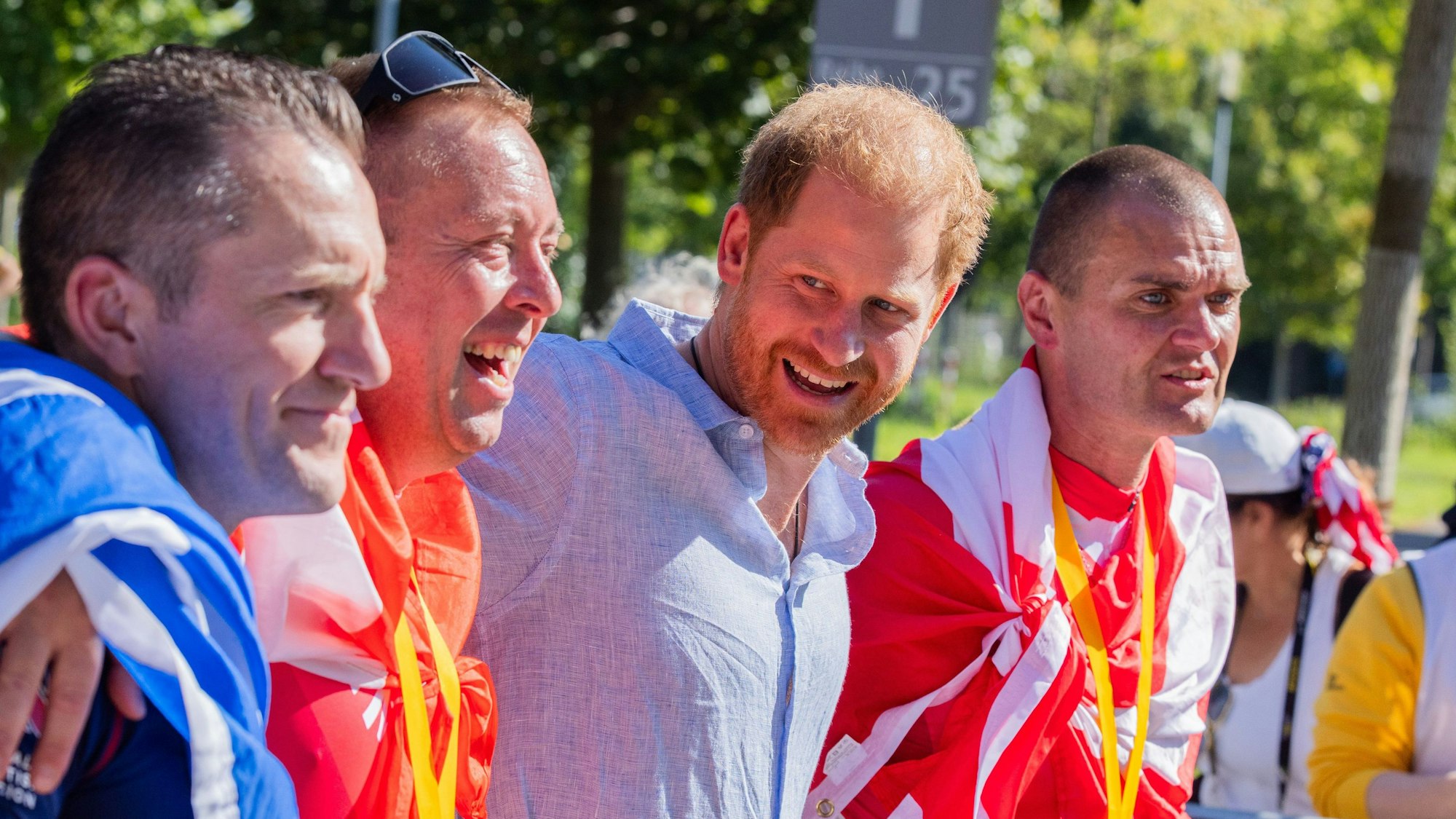 Prinz Harry, Herzog von Sussex bei den 6. Invictus Games neben der Merkur Spiel-Arena bei der Medaillenzeremonie freut sich mit den Siegern eines Wettbewerbs.