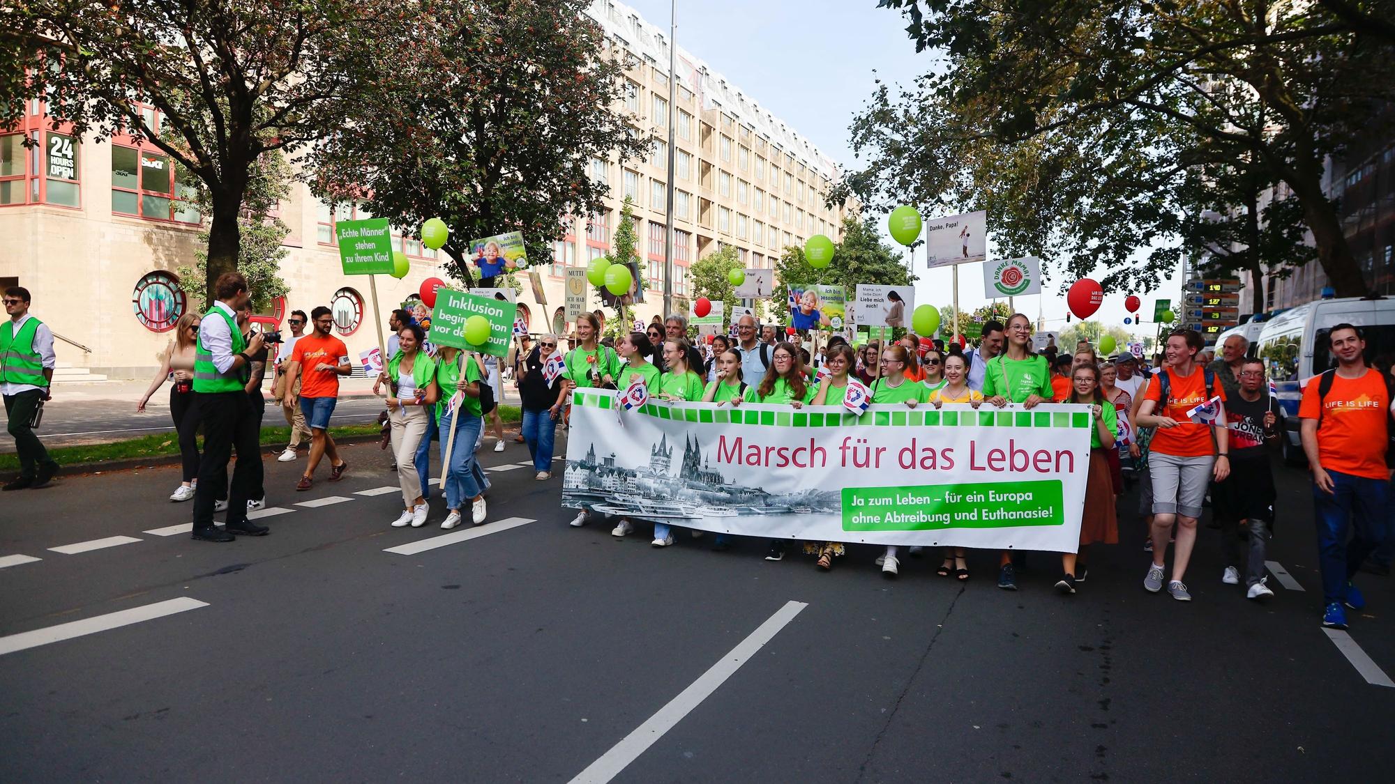 Mehrere tausend Menschen protestierten gegen den „Marsch für das Leben“ von Abtreibungsgegnern, von denen rund 1.500 nach Köln gekommen waren.