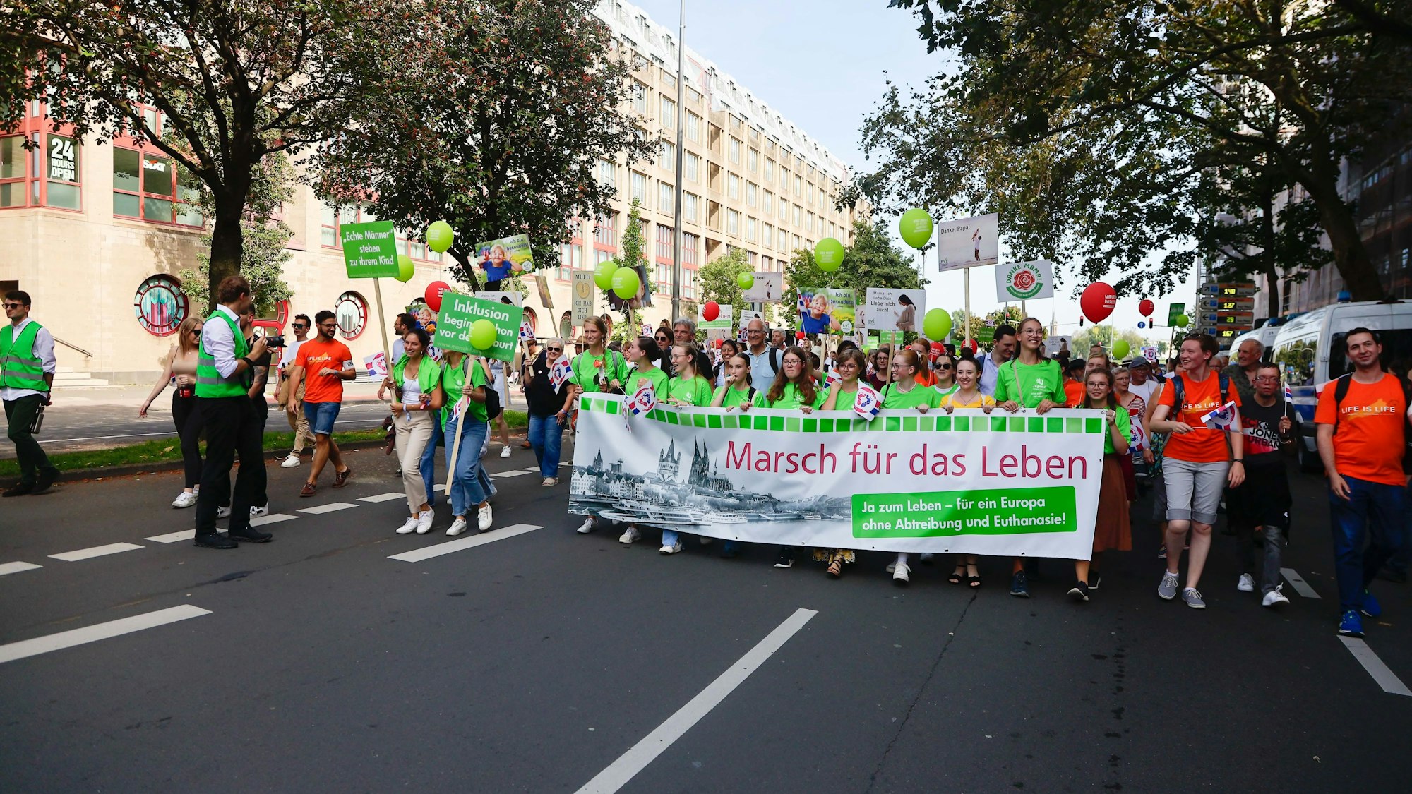 Mehrere tausend Menschen protestierten gegen den „Marsch für das Leben“ von Abtreibungsgegnern, von denen rund 1.500 nach Köln gekommen waren.