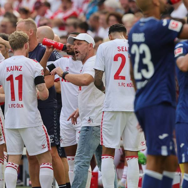 FC-Cheftrainer Steffen Baumgart spricht in der Halbzeitpause beim Heimspiel gegen Hoffenheim mit seiner Mannschaft.