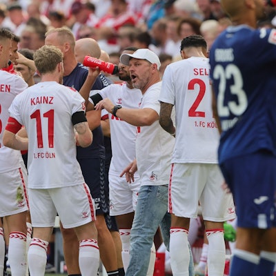 FC-Cheftrainer Steffen Baumgart spricht in der Halbzeitpause beim Heimspiel gegen Hoffenheim mit seiner Mannschaft.
