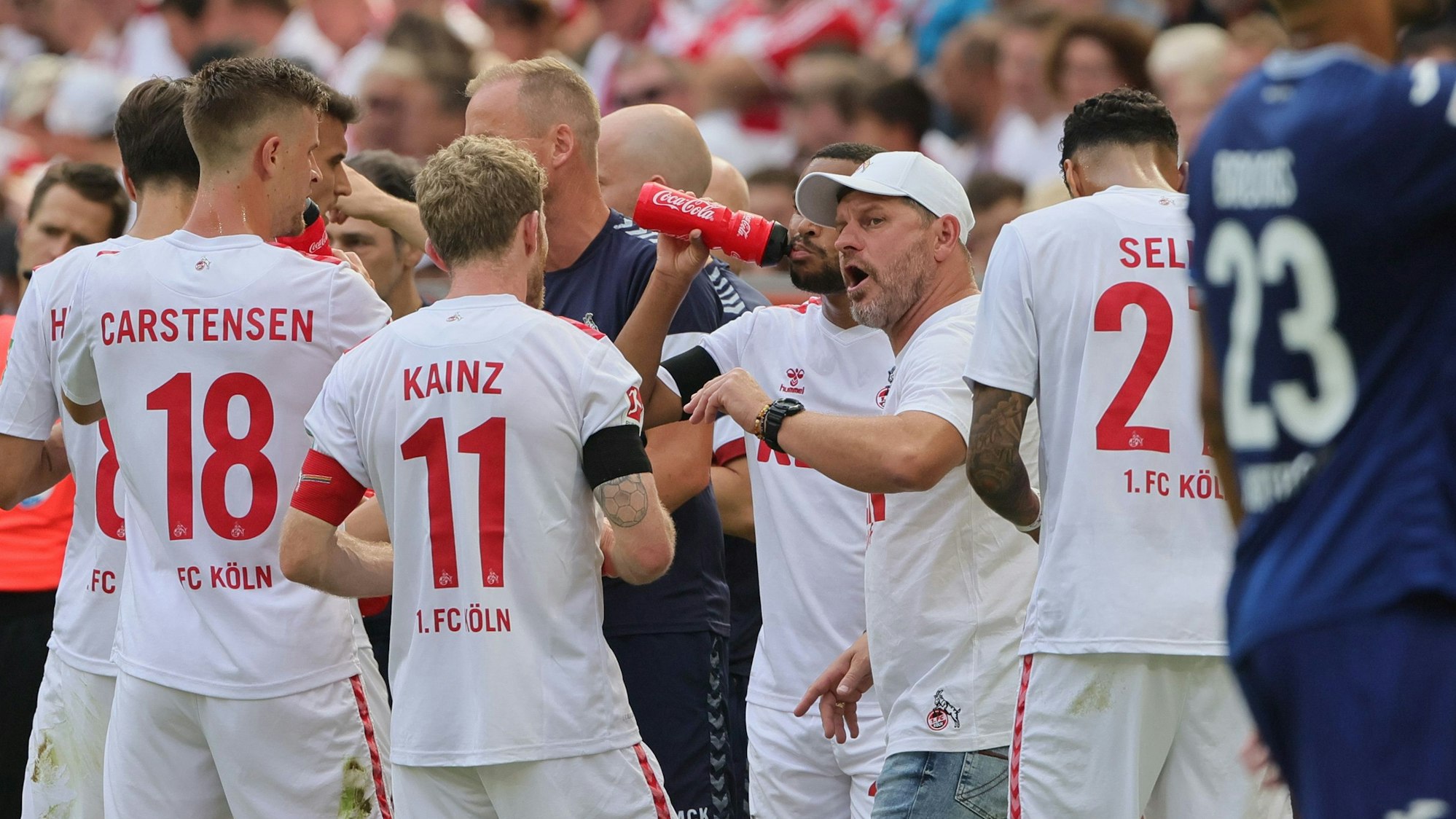 FC-Cheftrainer Steffen Baumgart spricht in der Halbzeitpause beim Heimspiel gegen Hoffenheim mit seiner Mannschaft.