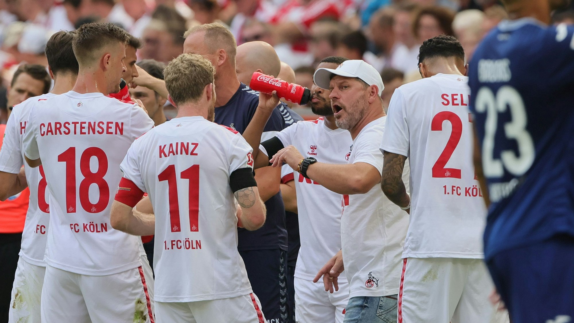 FC-Cheftrainer Steffen Baumgart spricht in der Halbzeitpause beim Heimspiel gegen Hoffenheim mit seiner Mannschaft.