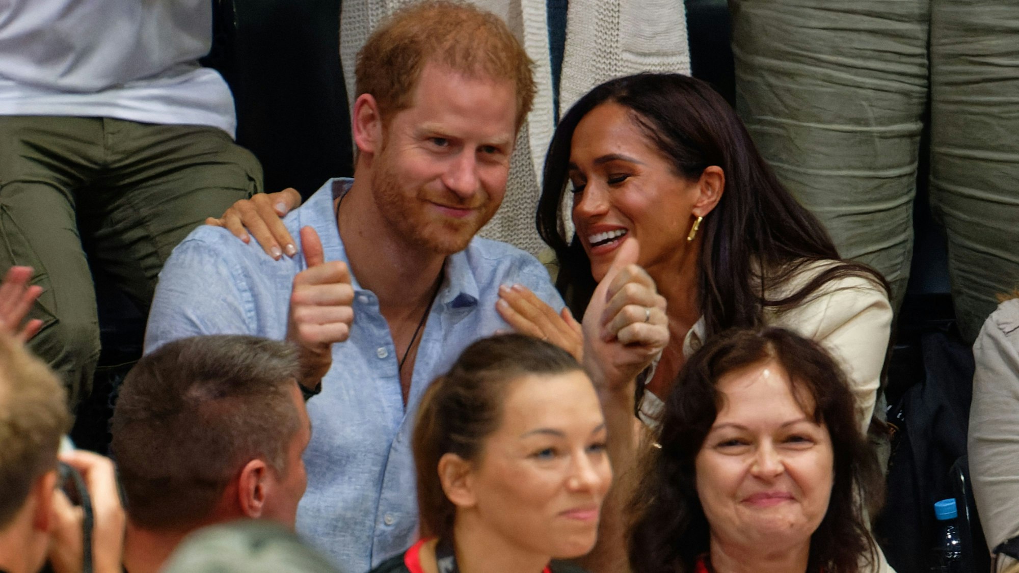Prinz Harry, Herzog von Sussex, und seine Frau Meghan, Herzogin von Sussex verfolgen bei den Invictus Games einen Sitzvolleyball Wettbewerb.