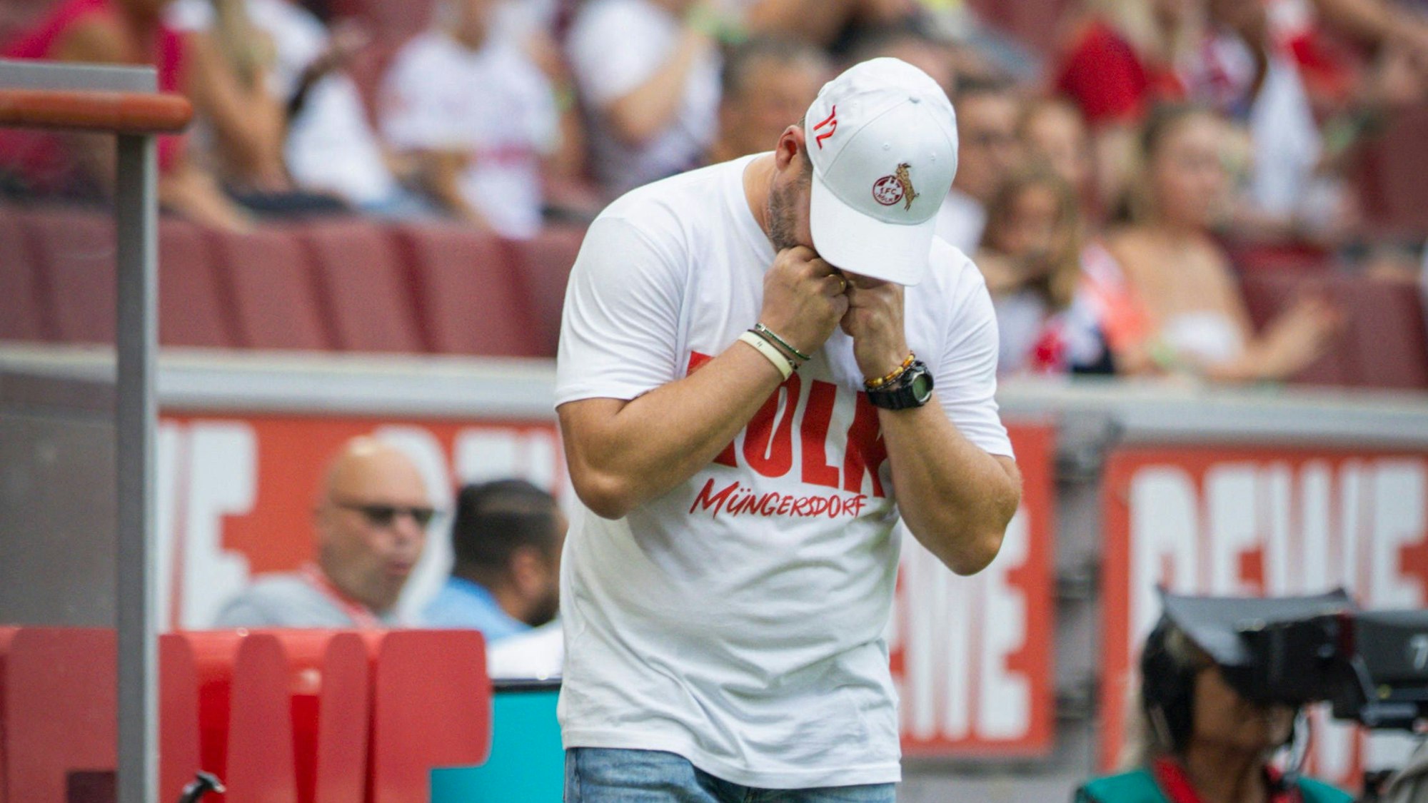 Baumgart vergräbt sein gesenktes Geischt in seinen Fäusten