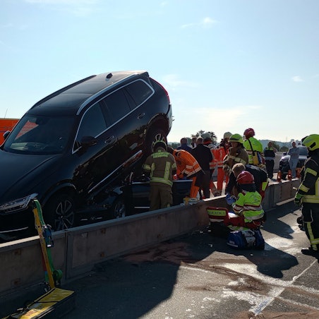 Bei dem schweren Unfall auf der A3 bei Siegburg wurde ein Fahrzeug auf das andere geschoben. Rettungskräfte mussten Personen aus einem Auto befreien.
